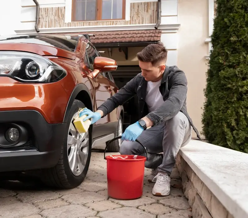 Lavage auto à domicile Brissy-Hamégicourt : professionnel intervenant sur un véhicule